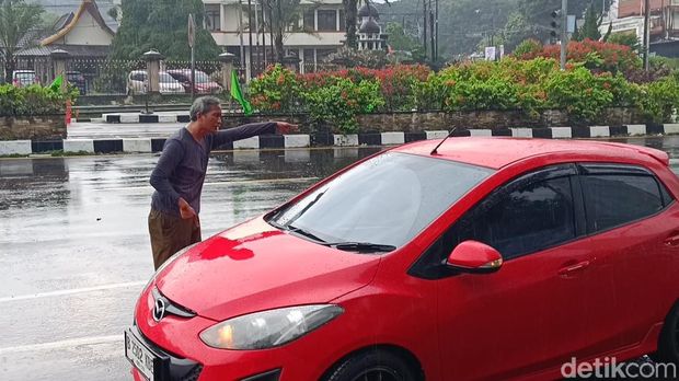 Warga memaksa pemobil yang hendak menerobos one way agar putar balik.