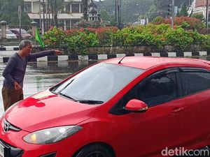 Momen Warga Paksa Putar Balik Mobil Terobos One Way Puncak
