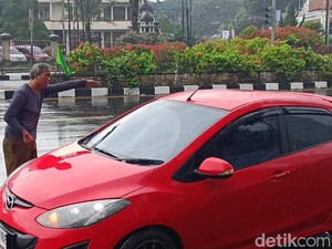 Aksi Pria di Bogor Putar Balik Paksa Mobil Penerobos One Way Puncak