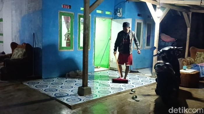 Warga saat membersihkan sisa banjir di Sukabumi