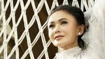 Gaya Cantik Yuni Shara Saat Masak Steak hingga Jajan Bakso