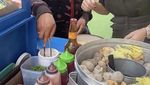 Gaya Cantik Yuni Shara Saat Masak Steak hingga Jajan Bakso