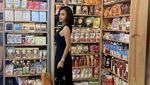Gaya Cantik Yuni Shara Saat Masak Steak hingga Jajan Bakso
