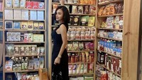 Ini momen Yuni saat berbelanja di salah satu supermarket. Dalam fotonya, Yuni terlihat sedang mengambil keripik. Foto: Instagram @yunishara