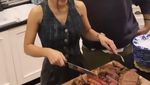 Gaya Cantik Yuni Shara Saat Masak Steak hingga Jajan Bakso