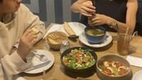 Momen kulineran lain bersama sang anak juga ditunjukkan oleh Yuni Shara. Mereka menikmati sup yang creamy dan salad segar. Foto: Instagram @yunishara
