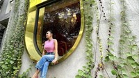 Yuni Shara juga suka kulineran di kafe maupun restoran. Salah satunya terlihat ketika mengunjungi Amy and Cake, ia pun berpose cantik di depan kafe. Foto: Instagram @yunishara