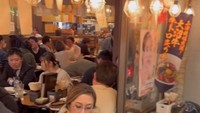 Yuni Shara juga baru saja membagikan momen liburan ke Jepang. Ini momen kuliner mereka saat berada di salah satu warung jajan. Foto: Instagram @yunishara