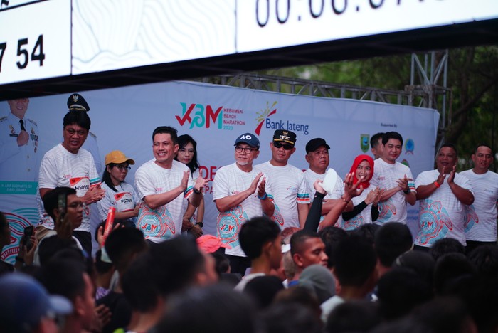 Zulhas Buka Kebumen Beach Marathon