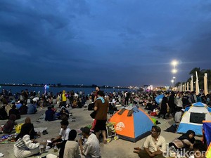 Sambut Tahun Baru 2024, Warga Dirikan Tenda di Pantai Lagoon Ancol