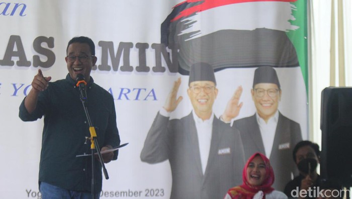 Capres nomor urut 1, Anies Baswedan, saat meresmikan Posko Timnas AMIN di Kalurahan, Tridadi, Kabupaten Sleman, Minggu (31/12/2023)