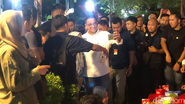 Anies Baswedan beserta keluarga makan malam di TM2 Jogja, Minggu (31/12/2023) malam.