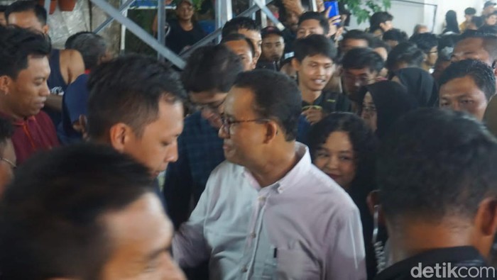 Anies Baswedan saat jalan jalan di kawasan Malioboro menuju TM2, Minggu (31/12/2023) malam.