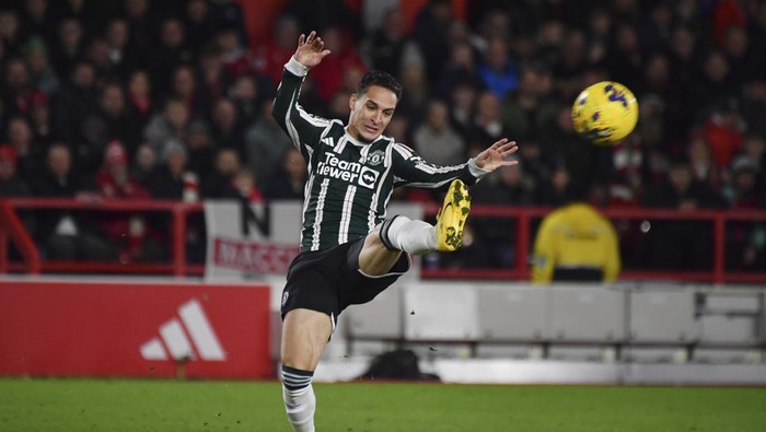 Manchester Uniteds Antony challenges for the ball during the English Premier League soccer match between Nottingham Forest and Manchester United at City Ground in Nottingham, England, Saturday, Dec. 30, 2023. (AP Photo/Rui Vieira)