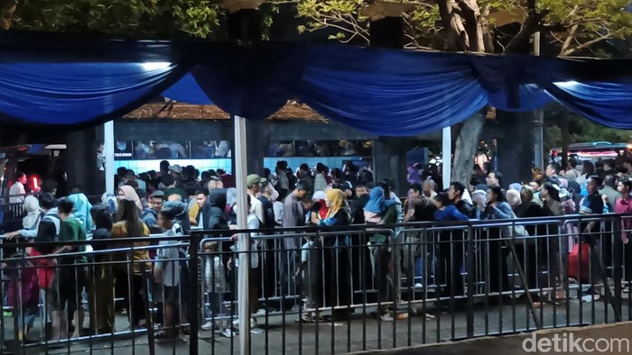 Antrean di shuttle bus di Ancol mengular