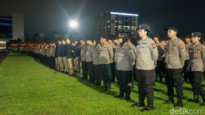 Apel pengamanan malam tahun baru 2024 di Polda Jatim.
