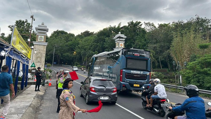 Polisi pos PAM Hargodumilah saat mengatur arus lalin