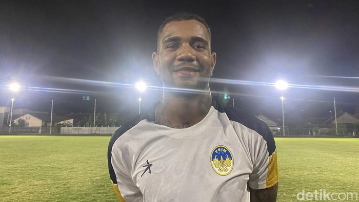 Striker PSIM Jogja, Augusto Neto, saat ditemui di Maguwoharjo Football Park, Jumat (29/12/2023).