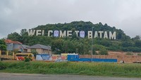 Badan Pengawasan Pemilu (Bawaslu) Kepulauan Riau (Kepri) mencopot paksa baliho pasangan Capres dan Cawapres nomor urut 2, Prabowo-Gibran yang terpasang di Landmark atau monumen Welcome To Batam. Baliho Prabowo-Gibran itu akan diturunkan karena melanggar aturan.