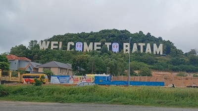 Baliho Prabowo-Gibran Nampang di Monumen Welcome to Batam, Turis Terganggu
