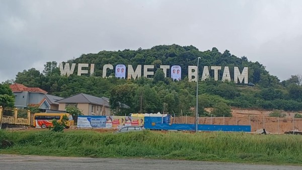 Baliho Prabowo-Gibran Nampang di Monumen Welcome to Batam, Turis Terganggu