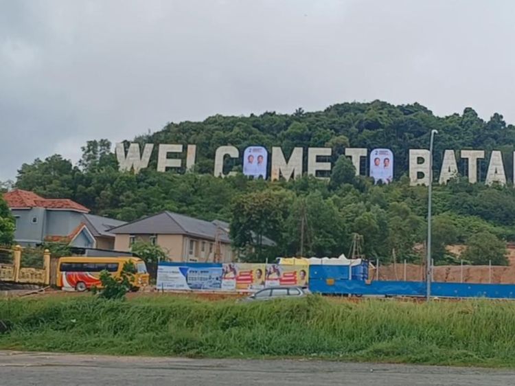 Baliho Prabowo-Gibran Nampang di Monumen Welcome to Batam, Turis Terganggu
