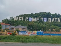 Baliho Prabowo-Gibran Nampang di Monumen Welcome to Batam, Turis Terganggu