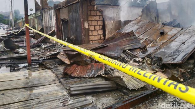 Bangunan hangus dibakar massa pengantar jenazah Lukas Enembe di Jayapura.
