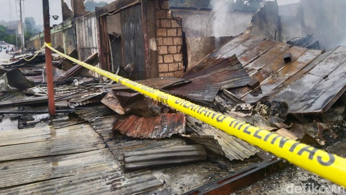 Bangunan hangus dibakar massa pengantar jenazah Lukas Enembe. Bangunan hangus dibakar massa pengantar jenazah Lukas Enembe di Jayapura.