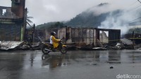 TNI menyebut aksi anarkis hingga pembakaran diprovokasi massa dari Komite Nasional Papua Barat (KNPB) dan United Liberation Movement for West Papua (ULMWP). Foto: (Raymond Latimahuna/detikcom)