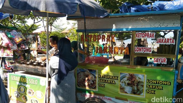 Berburu kuliner dan jajanan nusantara di Taman Amahami Kota Bima NTB, Minggu (31/10/2023). (Rafiin Uki/detikBali)
