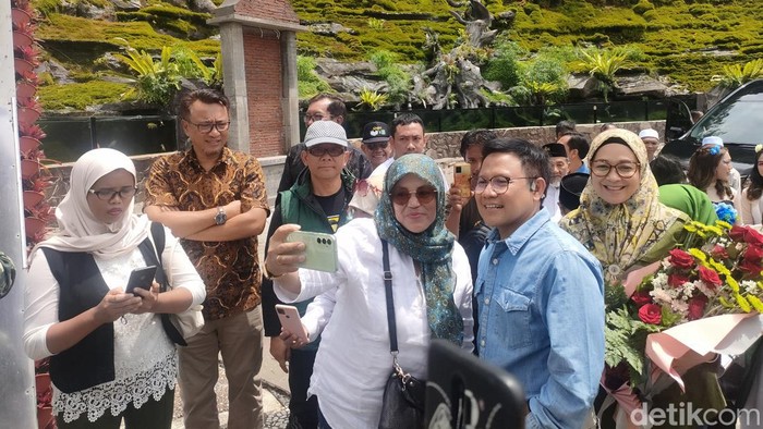 Cak Imin menyambangi Taman Rekreasi Selecta di Kota Batu bersama sang istri (Dwi/detikcom).