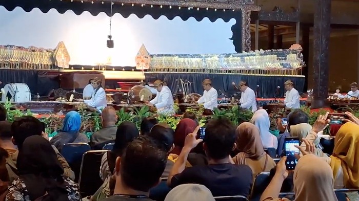 Cerita Warga Pilih Nonton Wayang Kulit di TMII Sambut Tahun Baru 2024