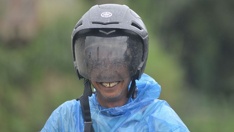 Petani menggunakan helm yang diselimuti abu vulkanik di Nagari Aia Angek, Tanah Datar, Sumatera Barat, Sabtu (30/12/2023). Petani di kaki Gunung Marapi mengeluhkan tanamannya yang rusak akibat abu vulkanik yang turun terus-menerus dalam beberapa hari terakhir. ANTARA FOTO/Iggoy el Fitra/Spt.