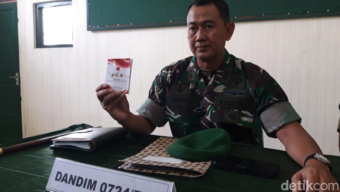Dandim 0724/Boyolali, Letkol (Inf) Wiweko Wulang Widodo memberikan keterangan pers di Makodim Boyolali.
