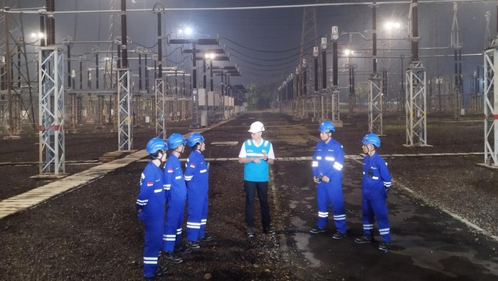 Direktur Utama PLN Darmawan Prasodjo memastikan pasokan listrik aman menuju tahun baru.