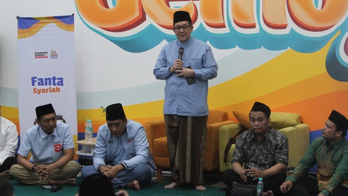 Doa Bersama Jelang Pergantian Tahun Tim Kampanye Nasional Pemilih Muda (TKN Fanta) Prabowo-Gibran yang dipimpin Komandan TKN Fanta Arief Rosyid Hasan menggelar acara doa bersama di malam pergantian tahun di Kawasan Menteng, Jakarta, Minggu (31/12/2023).