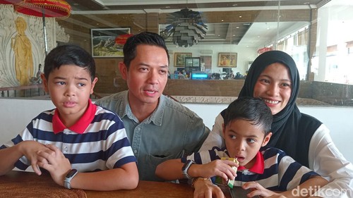 Dude Herlino dan keluarga saat berlibur di Bali.