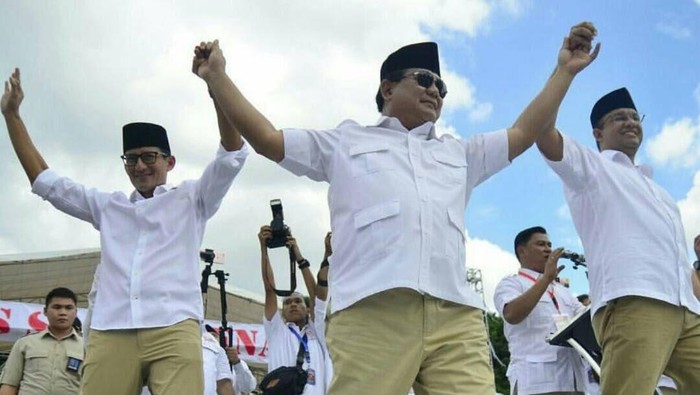 Fahri Hamzah Unggah Foto Lawas Prabowo Gandeng Anies-Sandi