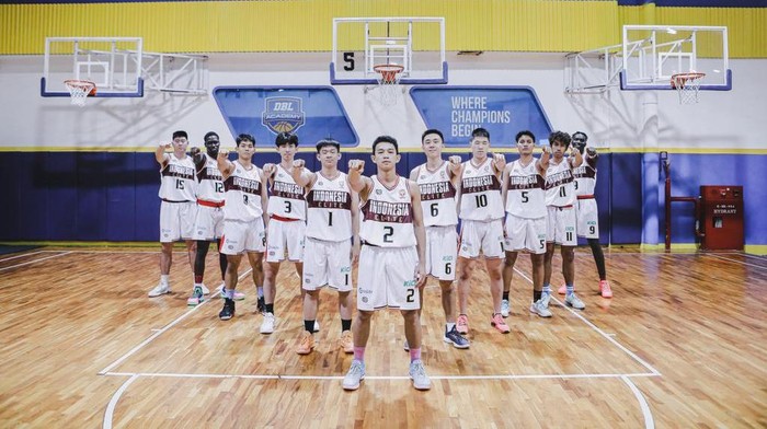 Fikran (nomor 11) dalam skuad Indonesia Elite untuk kejuaraan The Datyk Wira Cup Melaka U-21 Invitational Tournament.