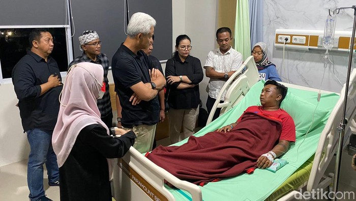 Ganjar jenguk relawan korban pengeroyokan oknum TNI (Anggi/detikcom).