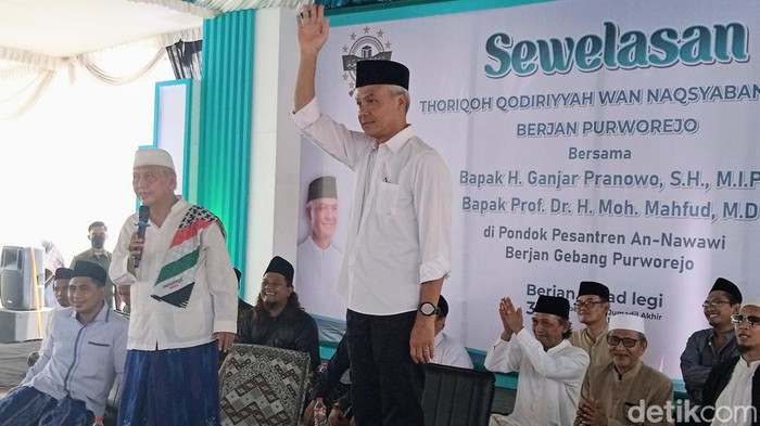 Ganjar Pranowo mengunjungi Ponpes An-Nawawi Berjan, Gebang, Purworejo, Minggu (31/12/2023).