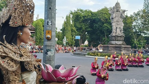 Gelar Budaya Melepas Matahari di Denpasar, Bali.