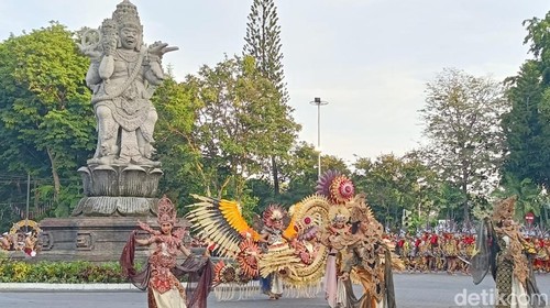 Gelar Budaya Melepas Matahari di Denpasar, Bali.