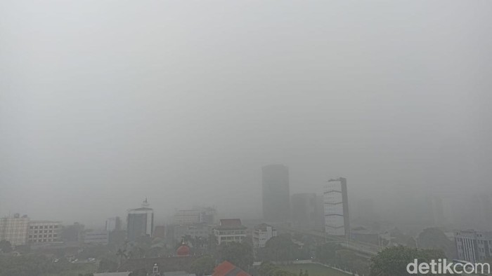 Hujan deras mengguyur wilayah Jakarta jelang malam pergantian tahun pada Minggu, 31 Desember 2023 pukul 16.25 WIB (Tiara/detikcom)