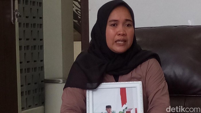Ibunda Muh Qalfi, Tuti Handayani memegang foto almarhum anaknya yang tewas kecelakaan usai dikejar 6 pemuda.