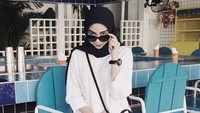 Ini keseruannya saat nongkrong di kafe kekinian. Kafenya unik karena didesain dengan nuansa serba biru. Foto: Instagram @iranandha