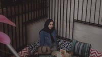 Gaya kulineran Ira Nandha di momen ini juga sukses mencuri perhatian. Ia berpose di sebuah kafe sebelum memesan menu. Foto: Instagram @iranandha
