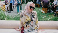 Ada juga momennya saat nongkrong di kafe outdoor. Terlihat ia memesan segelas es kopi yang sudah diminumnya. Foto: Instagram @iranandha