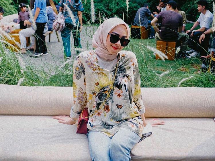 Keseruan Ira Nandha saat Ngopi Cantik di Kafe Estetik